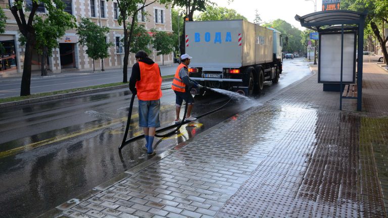 Редовно миене и метене на улиците