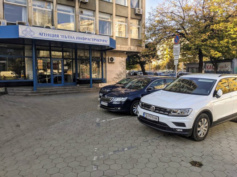 Попитахме защо колите на АПИ блокират пешеходците на кръстовището на бул. „Христо Ботев“ и площад „Македония“