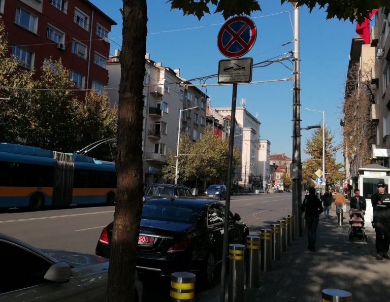 Неправилно паркирали дипломатически автомобили около Посолство на Република Турция